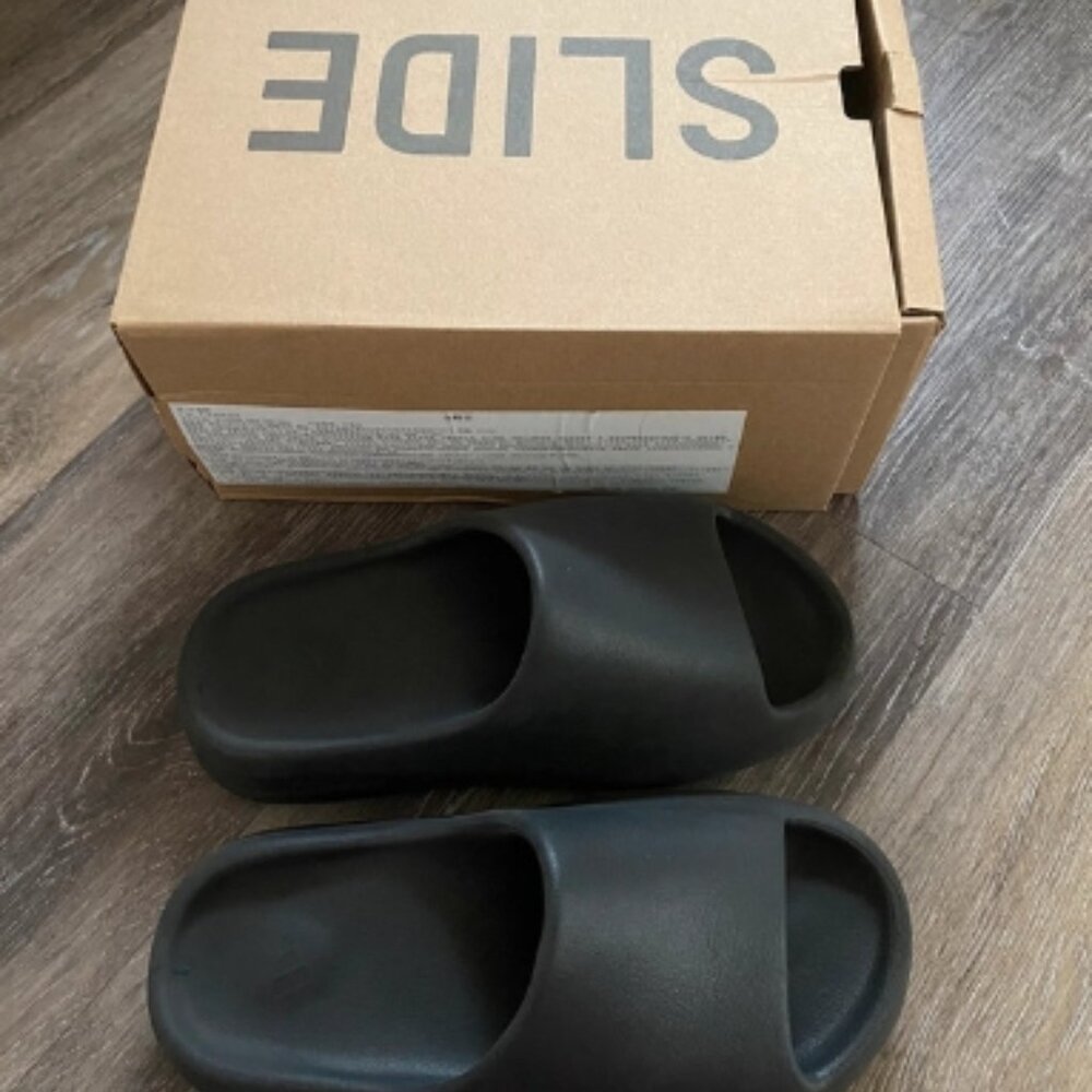 Yeezy Slides Onyx Black Yeezy slides 6 in men’s 8 in women’s